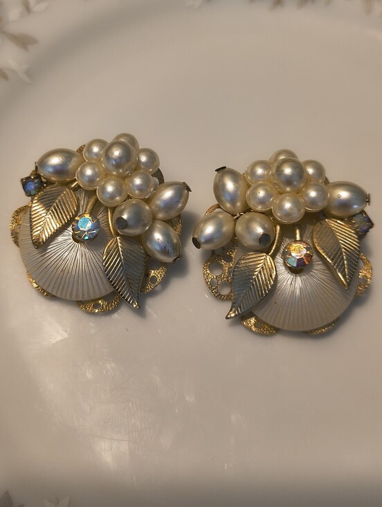 Vintage Jewelry - Vtg Unsigned Gold Tone Pearl Cluster Clip On Earrings AB Rhinestines
